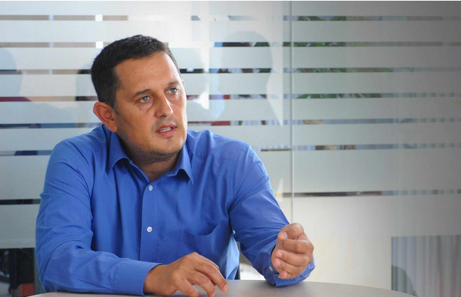 Adie vântul schimbării în AUR