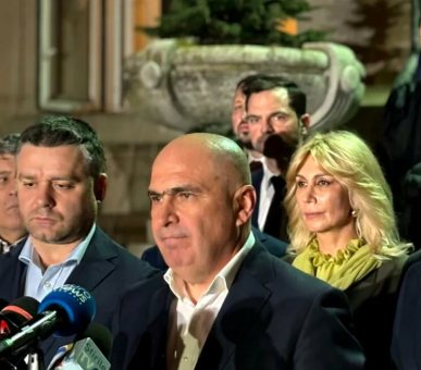 De ce te agăți cu atâta disperare de scaun, Ilie?